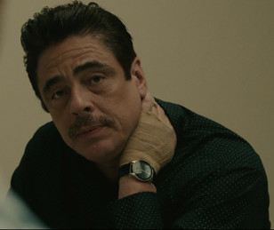 Benicio del Toro wears a cheap 'Diamond' watch in Reptile.
